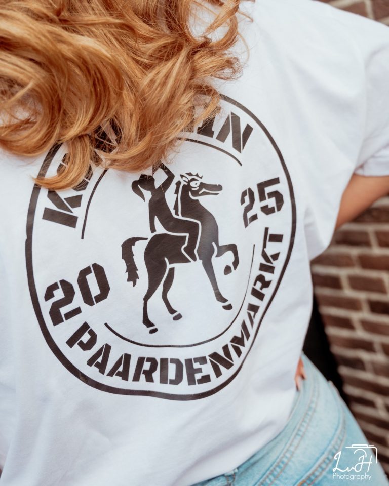 Witte T-shirt met tekst en afbeelding van twee ruiters op een paard.