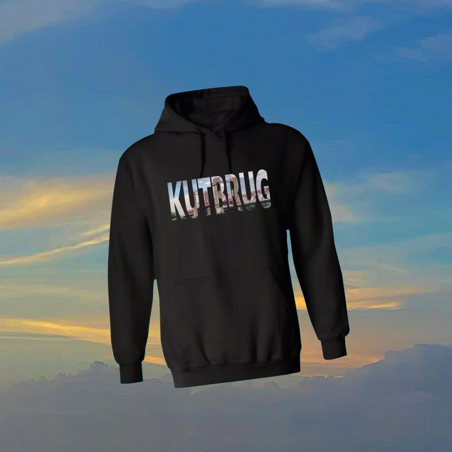 Zwarte hoodie met het opschrift "KUTBRUG" in opvallende letters.