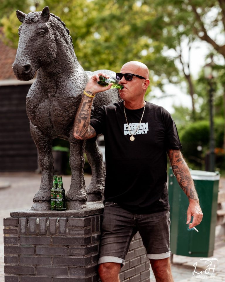 Zwart T-shirt met "Koning" en paard logo op de achterkant, en "Project" op de voorkant.