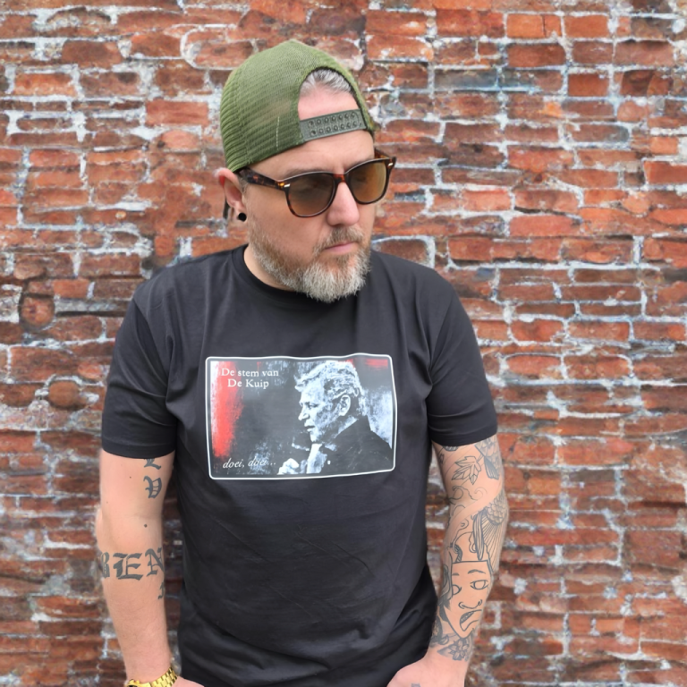 Zwarte T-shirt met de tekst "KUTBRUG" in kleurrijke letters.