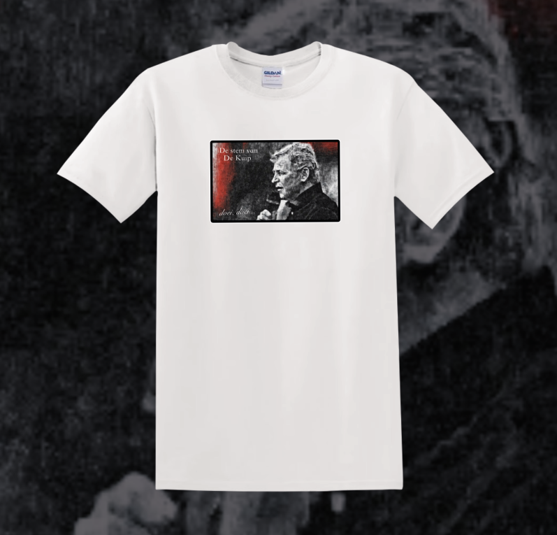 Witte T-shirt met zwart-wit afbeelding van een man aan het spreken.