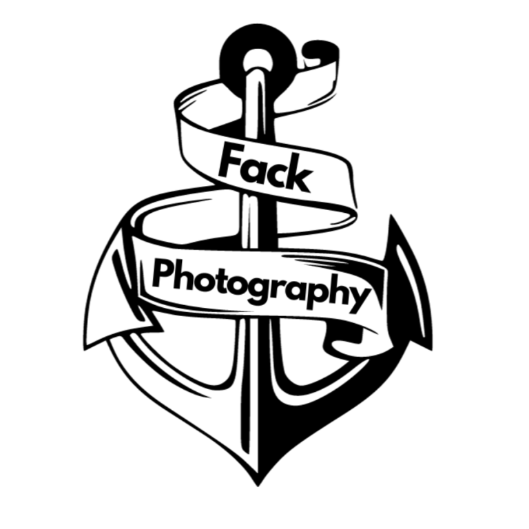 Logo met een anker en een lint met de tekst "Fack Photography".
