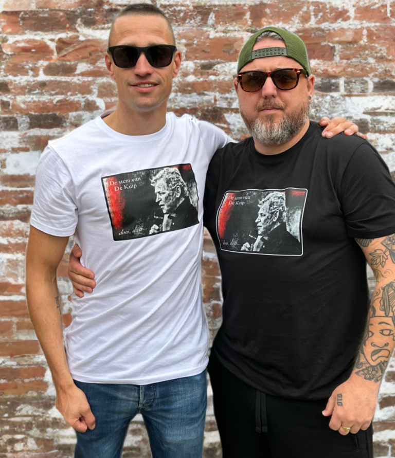 Witte T-shirt met een zwart-wit afbeelding van een man met een mic.
